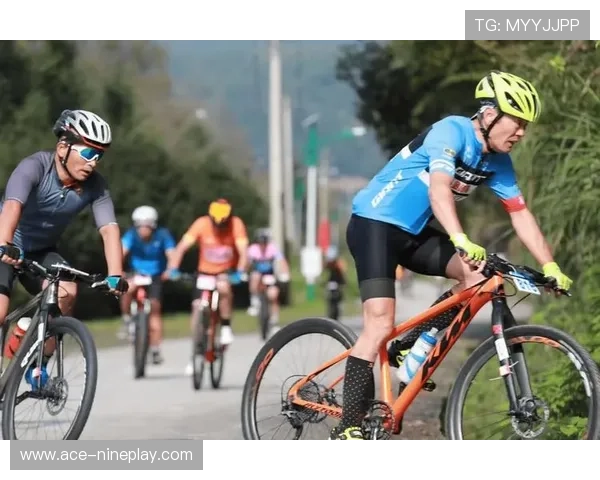 足球明星骑行挑战：速度与激情的完美碰撞，球场之外的精彩冒险