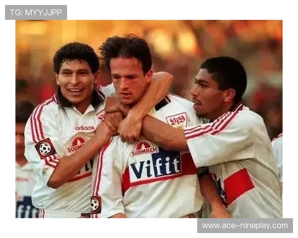 追忆绿茵经典时刻老式足球球星的传奇与风采